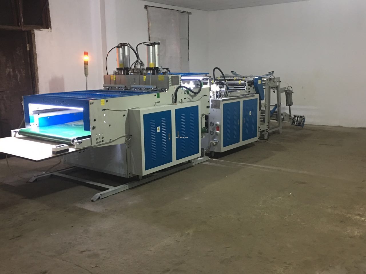 超高速制袋機 超市購物袋制袋機一、特點：本機以HDPE、LDPE筒膜為原料，是制作超市袋、背心袋、馬甲袋、市場袋的理想設備，本機具有節(jié)省人工、降低成本、一次成型、故障率低、產(chǎn)量高等特點，良好性能的色標跟蹤儀，使封切長度更準確，誤差更小。采用先進的電腦，長度調(diào)整方便，精確。