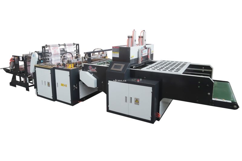 超高速制袋機 超市購物袋制袋機一、特點：本機以HDPE、LDPE筒膜為原料，是制作超市袋、背心袋、馬甲袋、市場袋的理想設備，本機具有節(jié)省人工、降低成本、一次成型、故障率低、產(chǎn)量高等特點，良好性能的色標跟蹤儀，使封切長度更準確，誤差更小。采用先進的電腦，長度調(diào)整方便，精確。